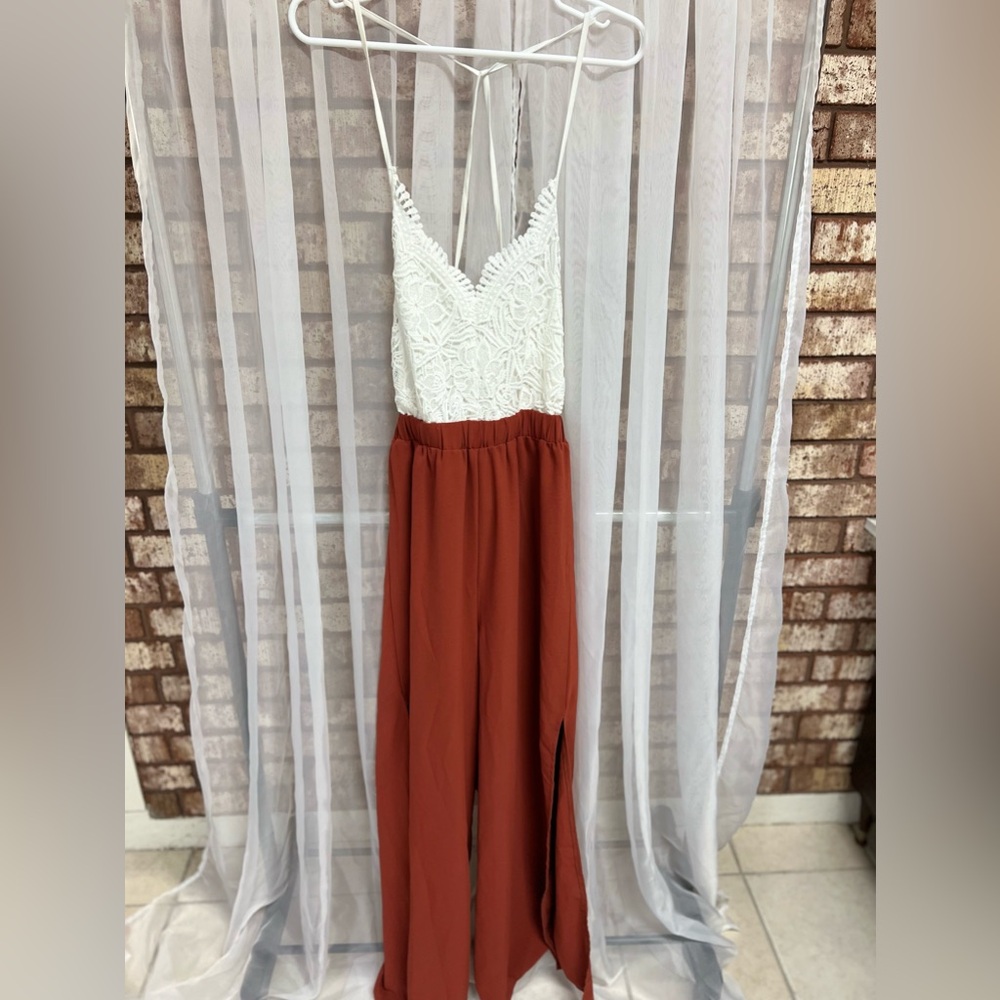 Flowy lace romper with backless straps